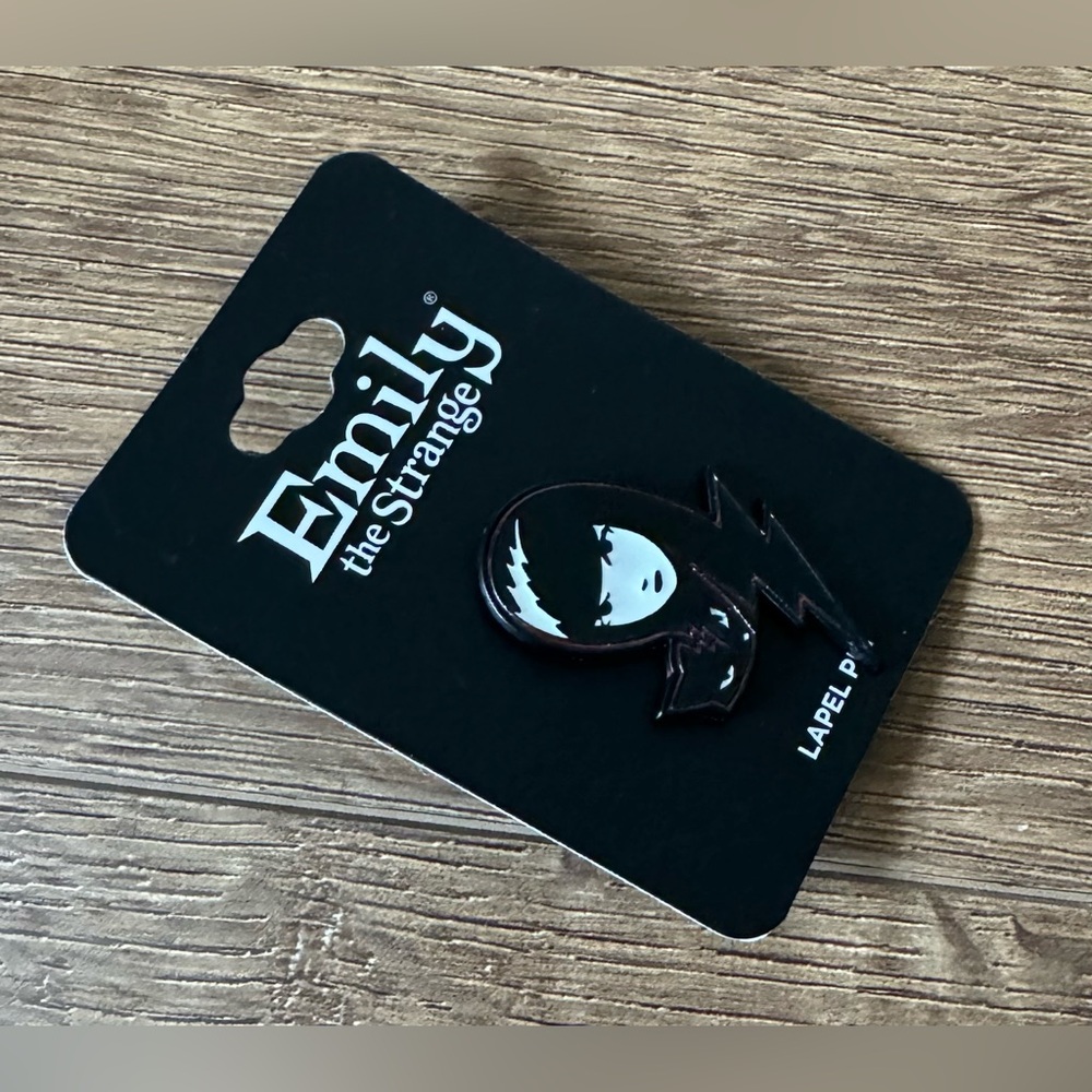 EMILY THE STRANGE-NWT Metal & Enamel Pin with Kitty - Picture 6 of 6
